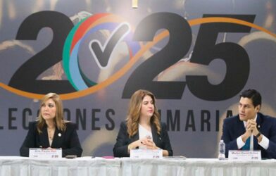 Imagen de las autoridades del CNE y de fondo rótulo de las elecciones primarias