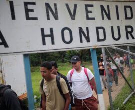 Imagen de migrantes cruzando una frontera en Honduras