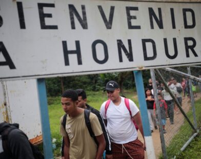 Imagen de migrantes cruzando una frontera en Honduras