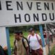 Imagen de migrantes cruzando una frontera en Honduras