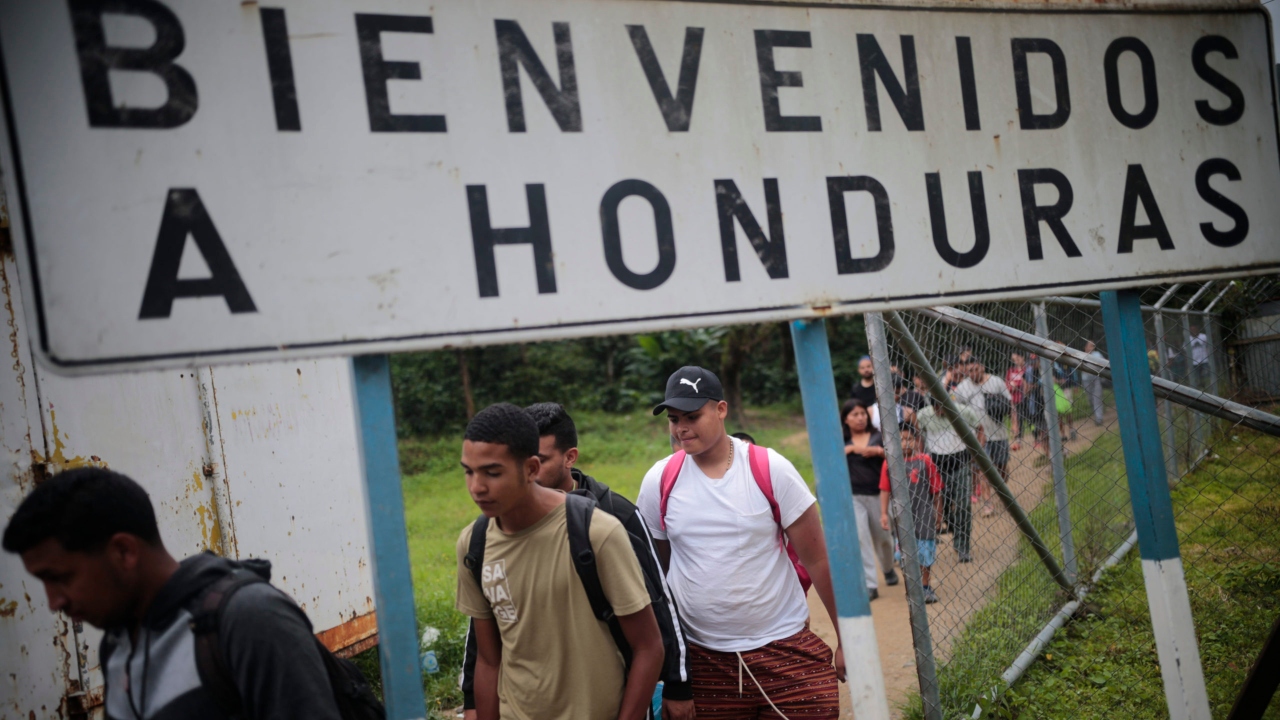 Imagen de migrantes cruzando una frontera en Honduras