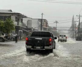 Lluvia en las calles de Puerto Cortés.