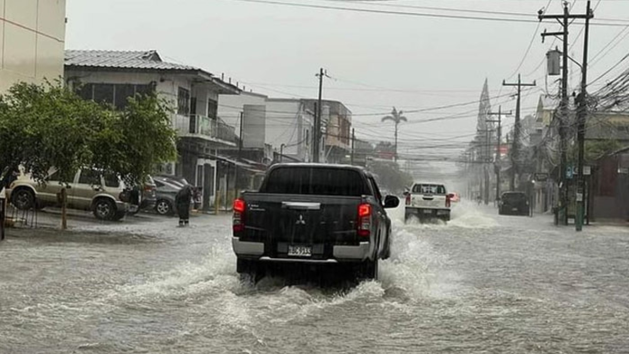 Lluvia en las calles de Puerto Cortés.