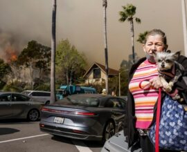 Más de 7500 bomberos intentan sofoccar los incendios.