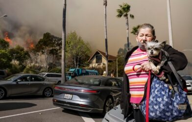 Más de 7500 bomberos intentan sofoccar los incendios.