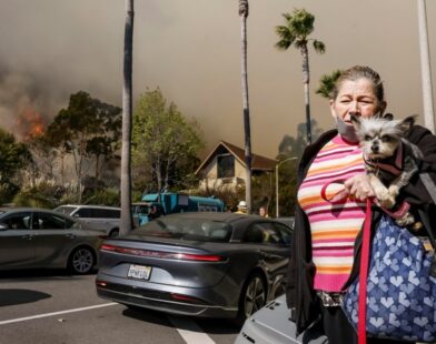 Más de 7500 bomberos intentan sofoccar los incendios.