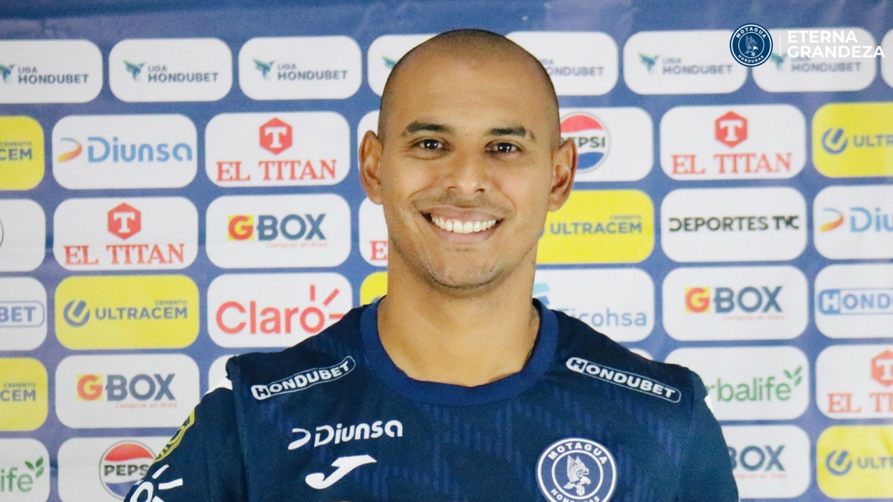 El delantero argentino Diego Ledesma llega para sustituir la salida de su compatriota, Agustin Auzmendi.