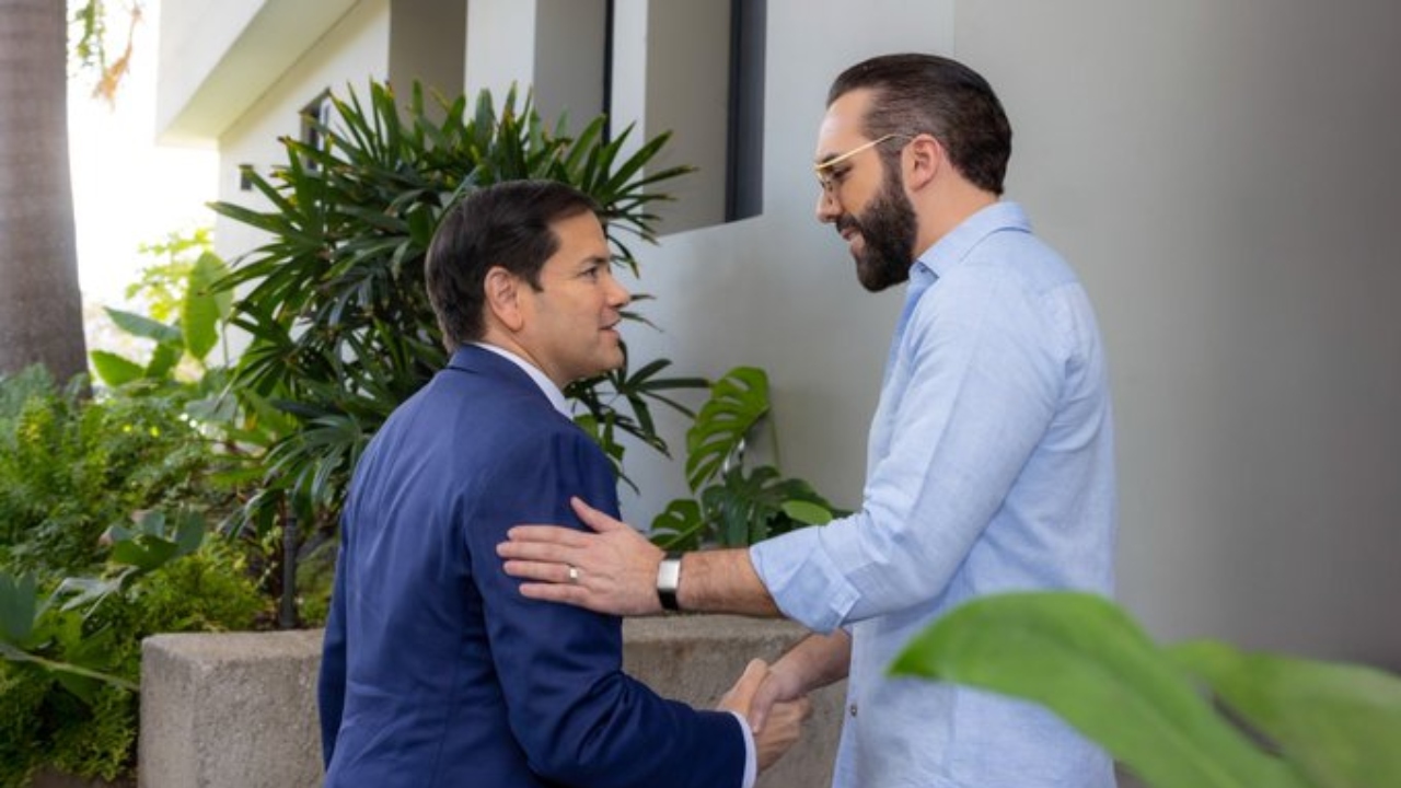 El presidente de El Salvador, Nayib Bukele junto al secretario de Estado, Marco Rubio.