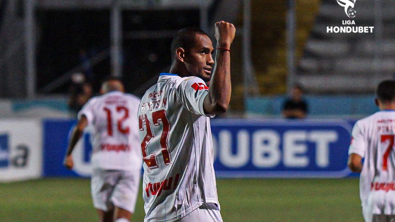 Jerry Bengtson celebrando uno de sus goles anotados en el clásico ante Motagua.