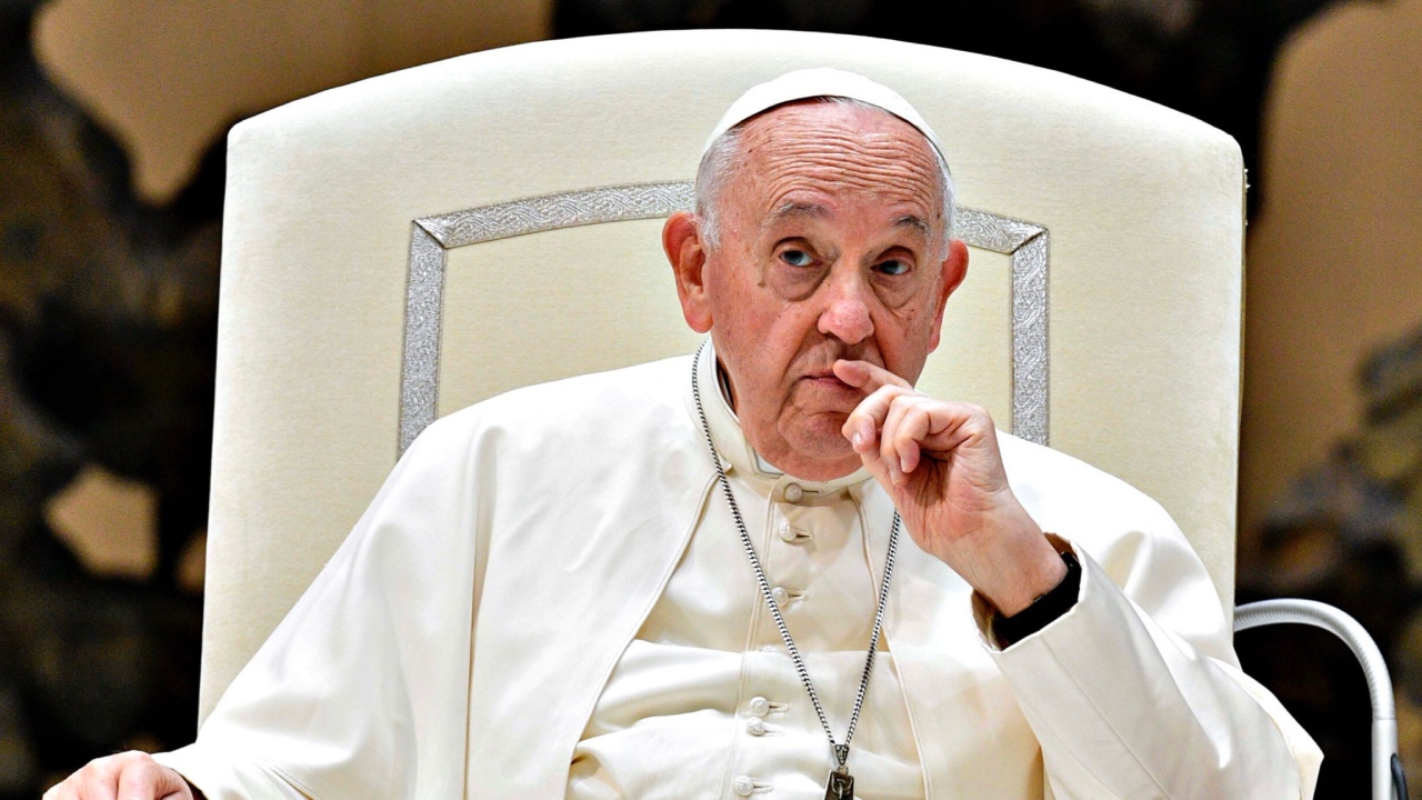 El papa Francisco seguirá en el hospital al menos toda la semana que viene.